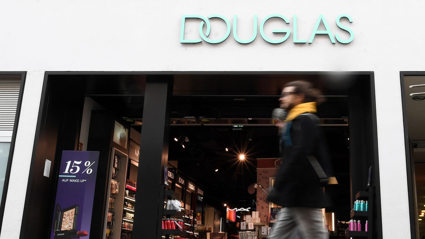 Eine Filiale von Douglas: Die Parfümeriekette rudert zurück und schließt alle deutschen Geschäfte.
