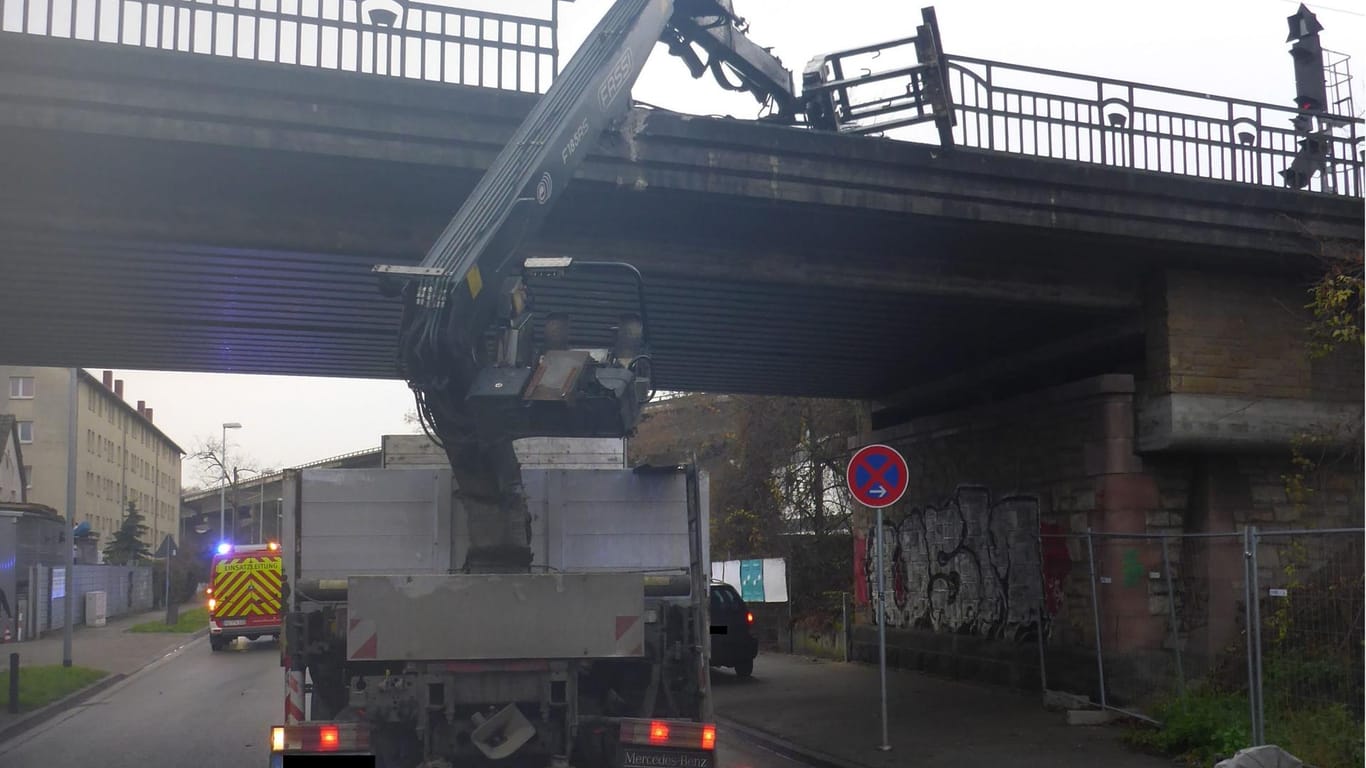 Der Lastwagen hängt an der Brücke fest: Der Verkehr kam stundenlang zum Erliegen.