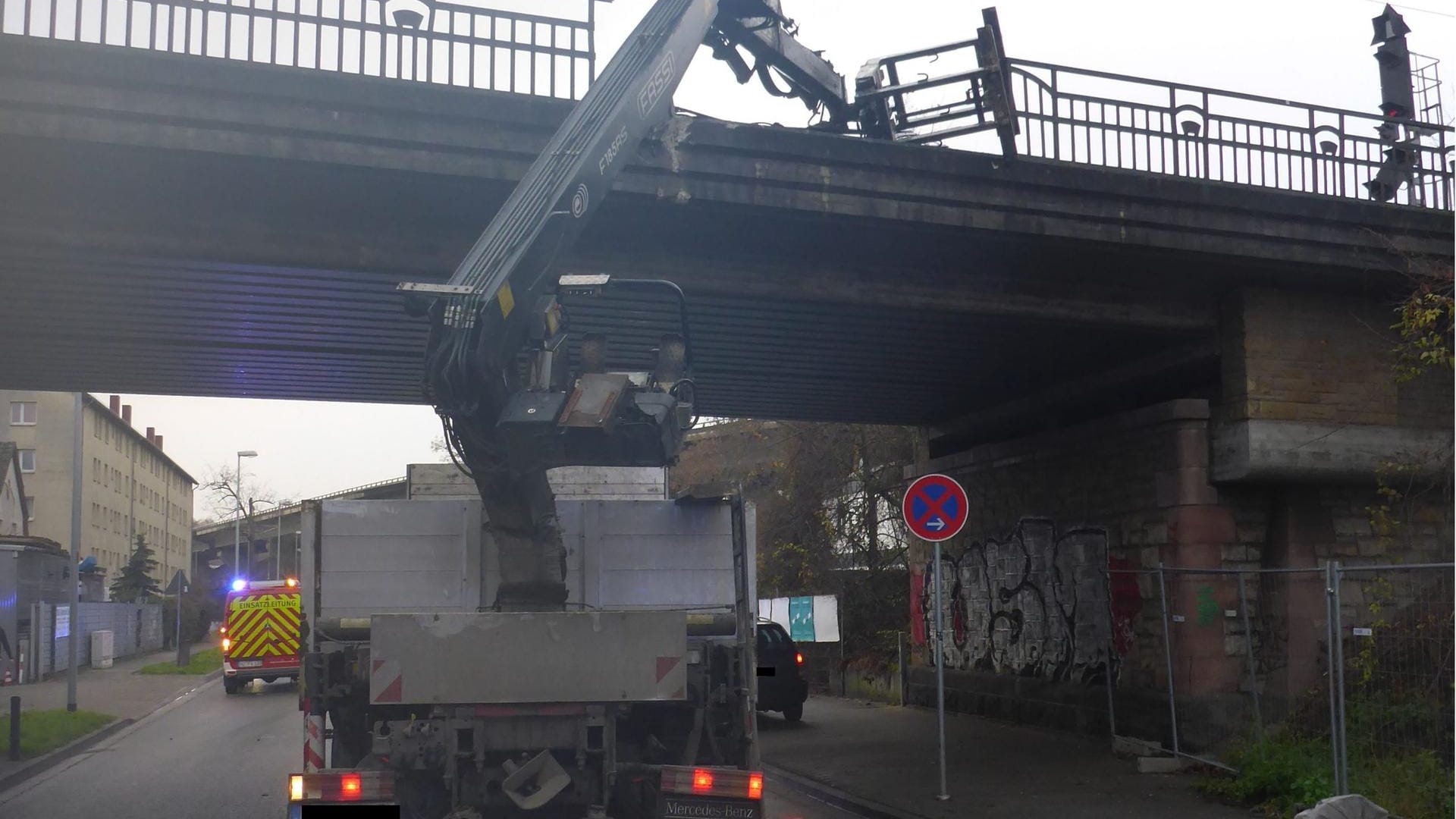 Der Lastwagen hängt an der Brücke fest: Der Verkehr kam stundenlang zum Erliegen. Der Lastwagen hängt an der Brücke fest: Der Verkehr kam stundenlang zum Erliegen.