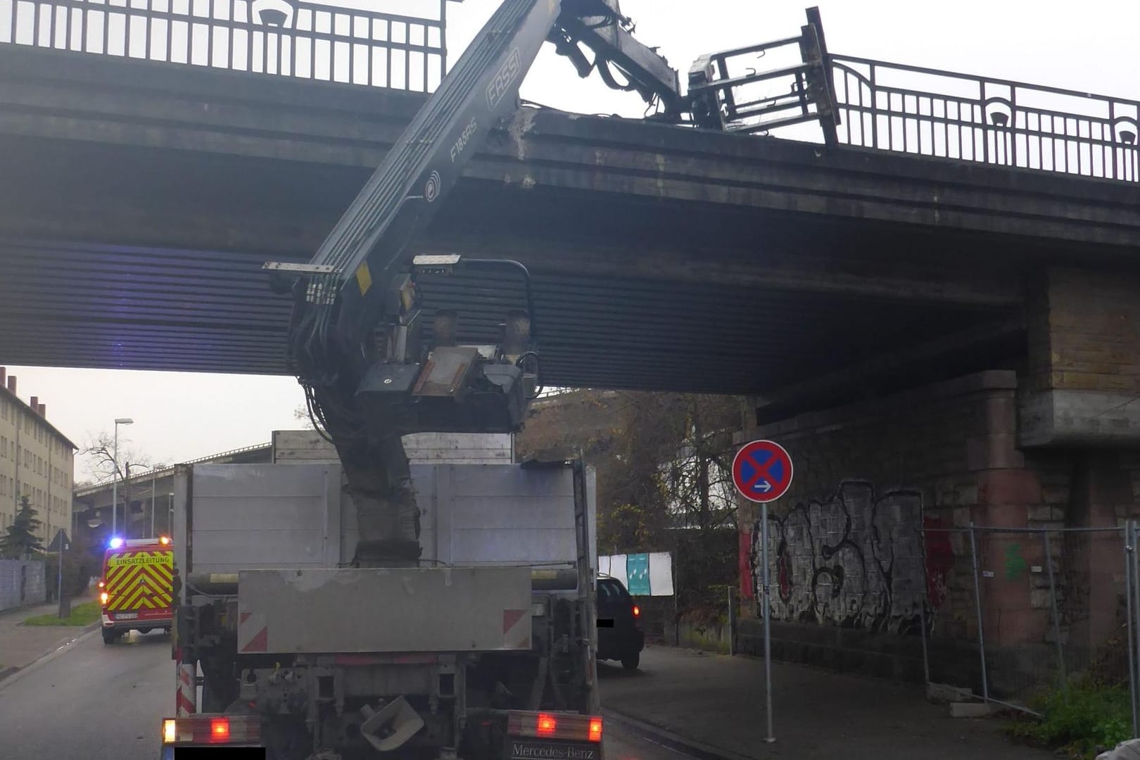 Der Lastwagen hängt an der Brücke fest: Der Verkehr kam stundenlang zum Erliegen.