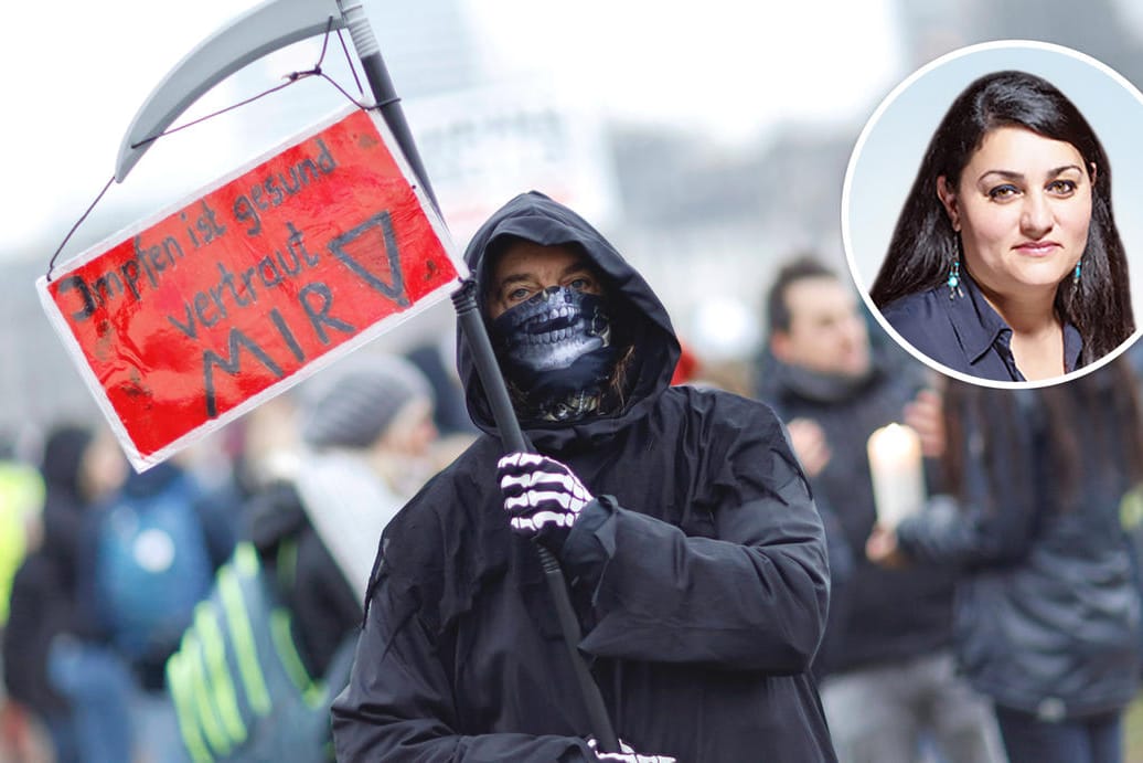 Ein Demonstrant auf einer "Querdenken"-Demonstration in Düsseldorf gegen Impfungen: "Impfgegner und Corona-Leugner haben nichts Originelles", meint t-online-Kolumnistin Lamya Kaddor.