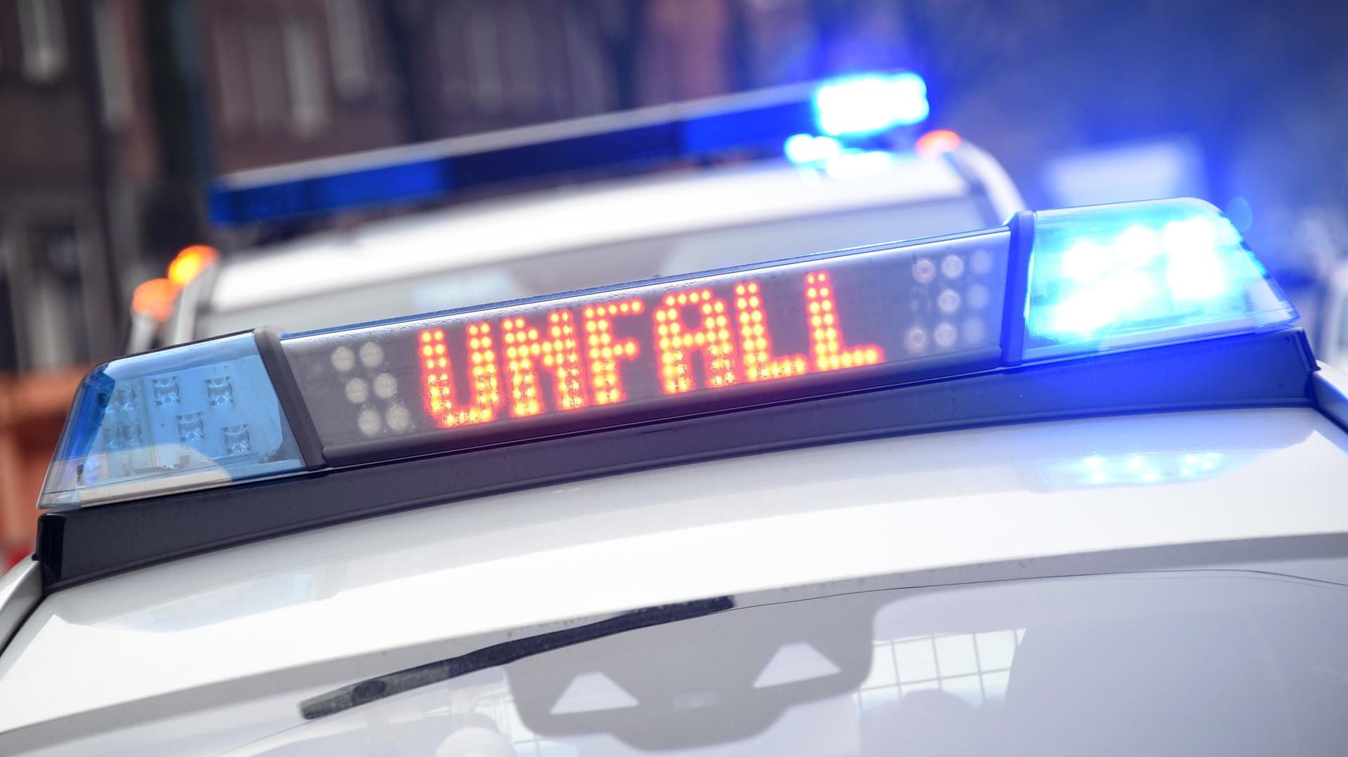 Ein Streifenwagen der Polizei an einem Unfallort: Bei Pirna kam es zu einem Frontalcrash mit einem Todesopfer (Symbolbild). Ein Streifenwagen der Polizei an einem Unfallort: Bei Pirna kam es zu einem Frontalcrash mit einem Todesopfer (Symbolbild).