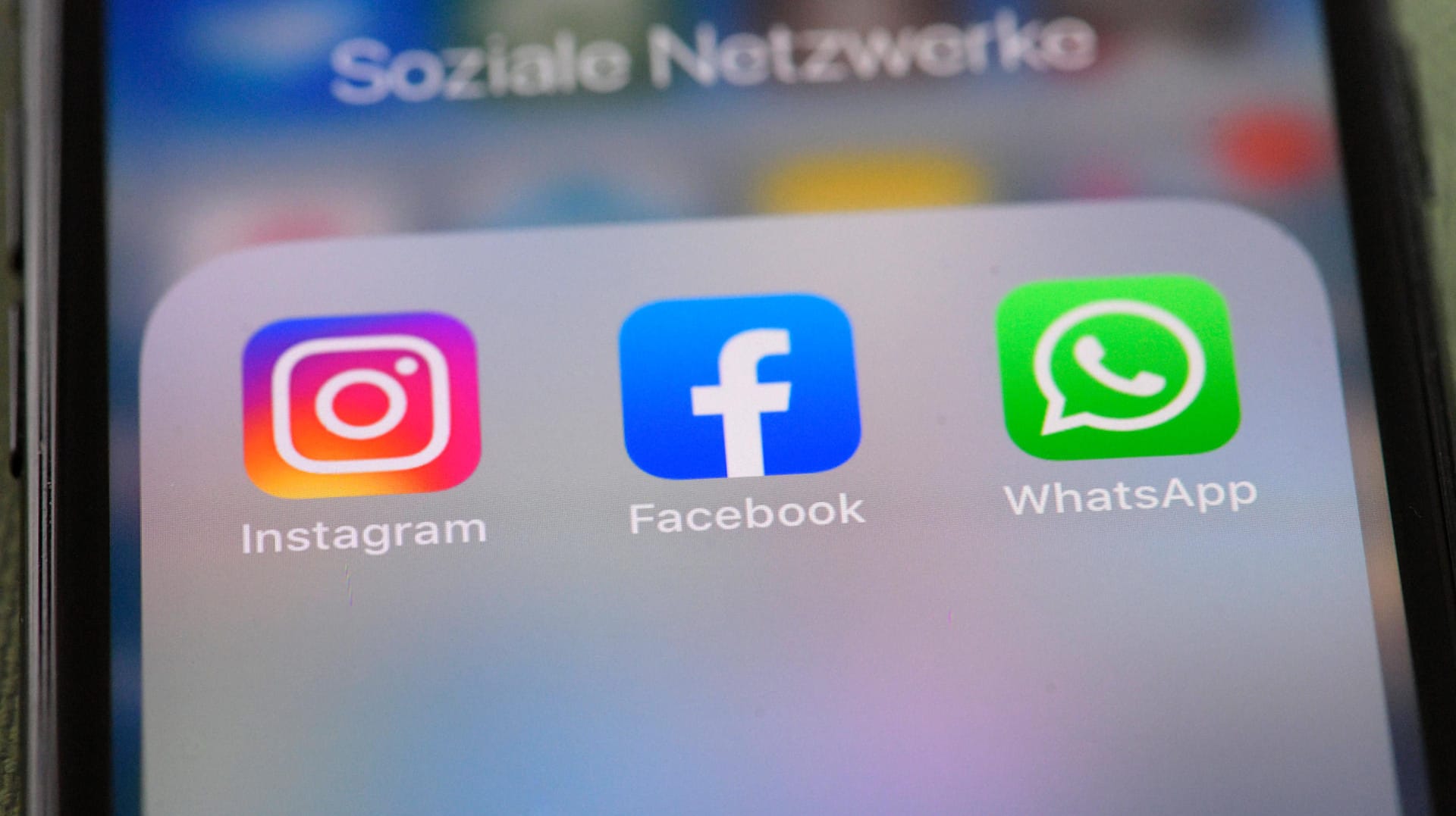 Facebook-Apps auf einem iPhone: Die App-Store-Regeln schreiben vor, dass Apps jetzt mehr Angaben zum Datenschutz machen müssen.