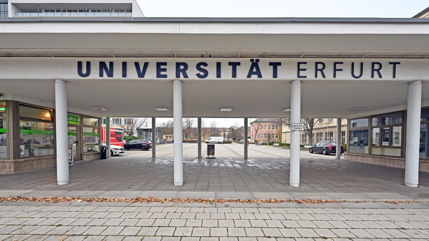 Der Haupteingang zum Gelände der Universität Erfurt: Das Wissenschaftsministerium geht gegen einen Professor der Uni vor.
