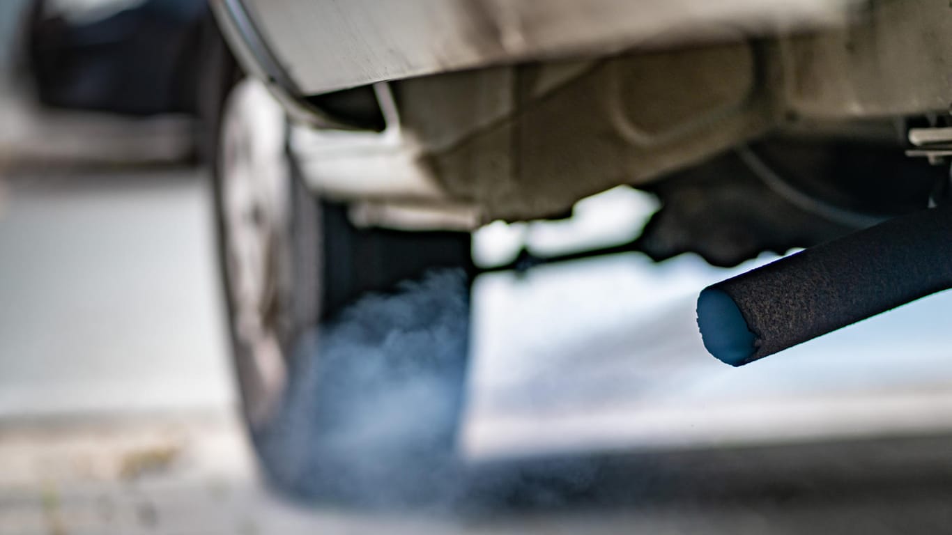 Ein Dieselmotor stößt Rauch aus (Symbolbild): Der Europäische Gerichtshof hat eine richtungsweisende Entscheidung im Dieselskandal getroffen.