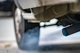 Ein Dieselmotor stößt Rauch aus (Symbolbild): Der Europäische Gerichtshof hat eine richtungsweisende Entscheidung im Dieselskandal getroffen.