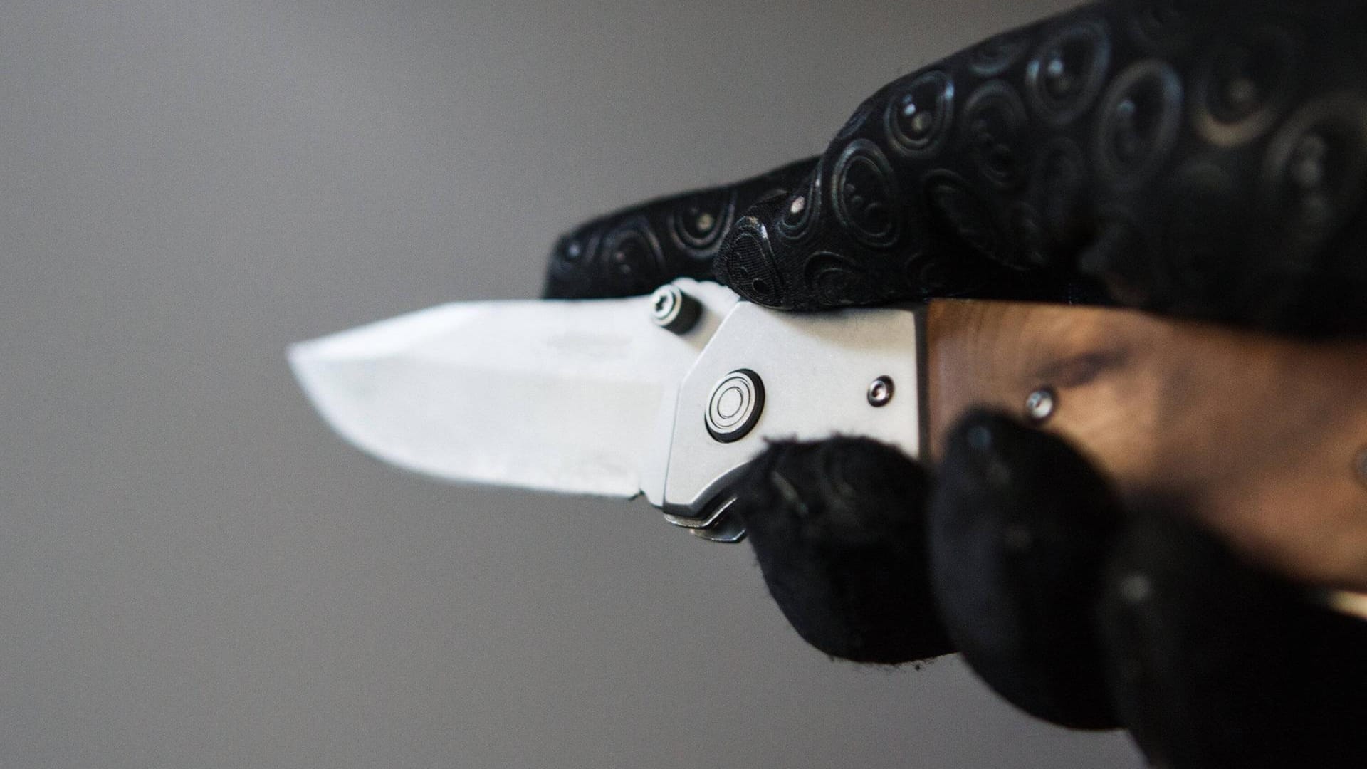 Eine Person hält ein Messer in der Hand (Symbolbild): In Wuppertal hat ein Mann einen 17-Jährigen angegriffen. Eine Person hält ein Messer in der Hand (Symbolbild): In Wuppertal hat ein Mann einen 17-Jährigen angegriffen.