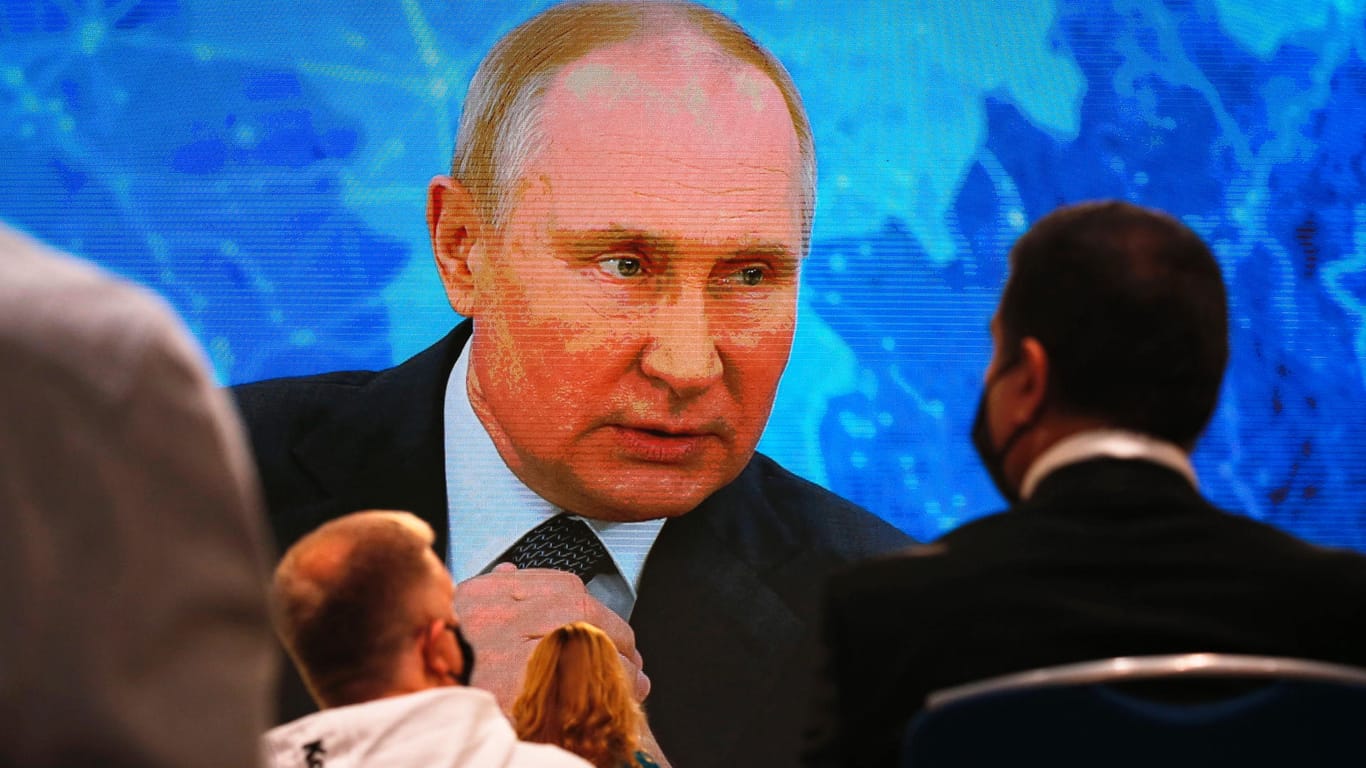 Russlands Präsident Wladimir Putin: In einer mehrstündigen Pressekonferenz beantwortet er Fragen von Journalisten und Bürgern.