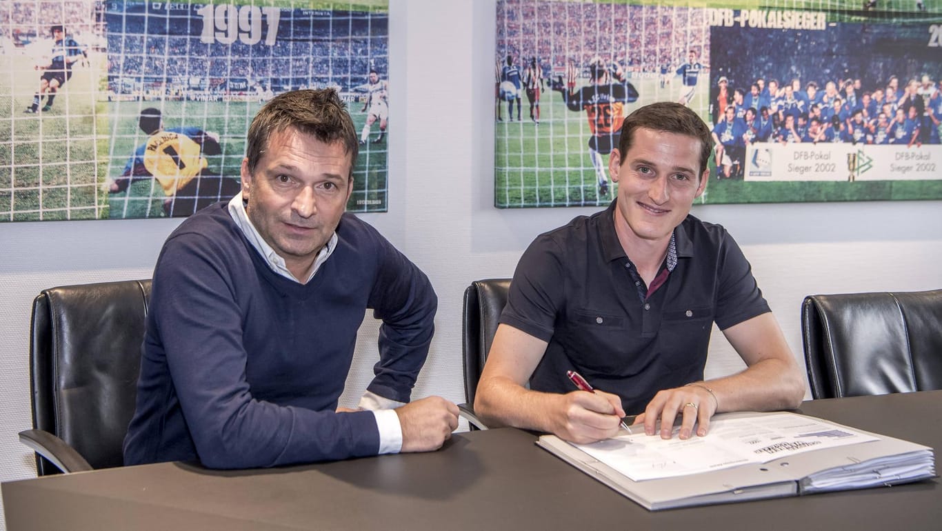 Christian Heidel (li.) verpflichtete Sebastian Rudy 2018 für 16 Millionen Euro, stattete den Ex-Nationalspieler mit sechs Millionen Euro Jahresgehalt aus.