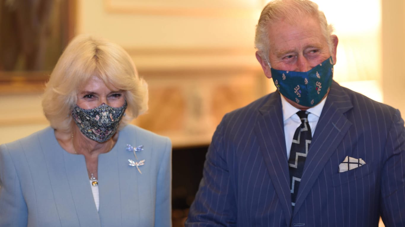 Charles und Camilla: Auf ihrer Weihnachtskarte sieht es sommerlich aus.