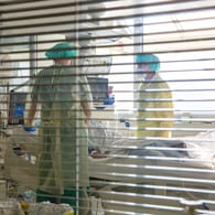 Corona-Patient liegt auf einer Intensivstation: Berlin nimmt Patienten aus Brandenburg auf.