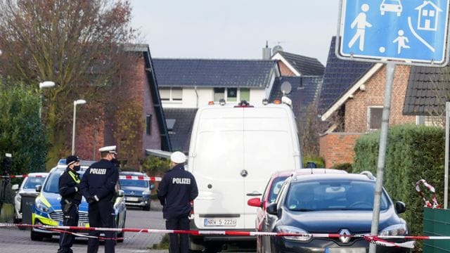 Polizisten stehen in der Nähe des Hauses, in dem ein Familienvater seine Ehefrau, eine der beiden gemeinsamen Töchter und schließlich sich selbst getötet haben soll. Polizisten stehen in der Nähe des Hauses, in dem ein Familienvater seine Ehefrau, eine der beiden gemeinsamen Töchter und schließlich sich selbst getötet haben soll.