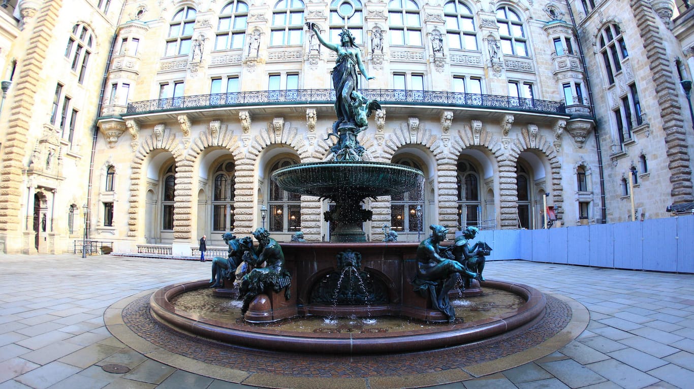 Innenhof des Hamburger Rathauses: Der Brunnen erinnert an die Opfer der Cholera-Epidemie von 1892.