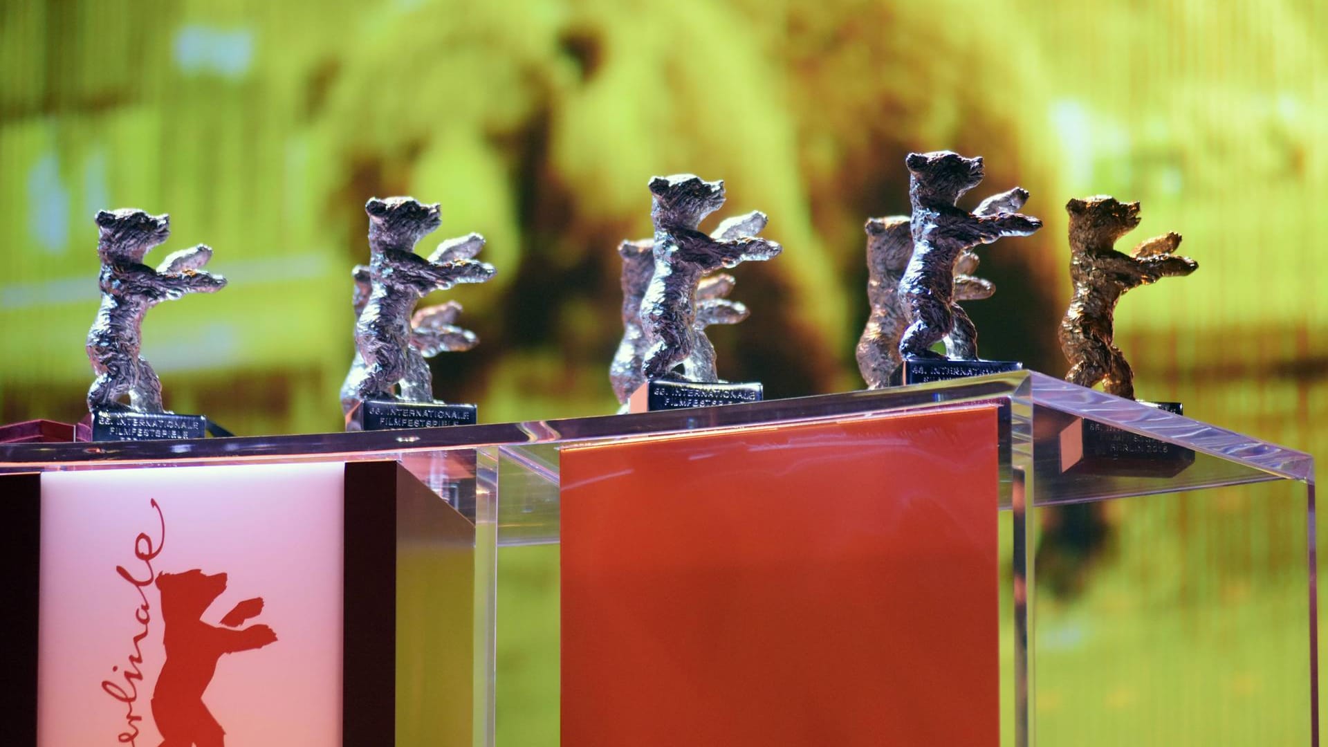 Die silbernen und der goldene Bär stehen an einem Rednerpult (Symbolbild): Das Filmfestival soll in zwei Veranstaltungen im März und Juni aufgeteilt werden.