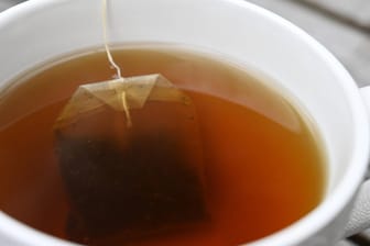 Falsche Zutaten im Tee: Deshalb wird nun ein Früchtetee zurückgerufen.