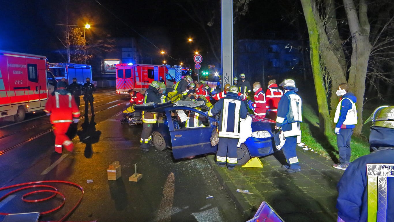 Die Einsatzstelle in Essen: Die Feuerwehr befreite den Fahrer aus seinem Auto.