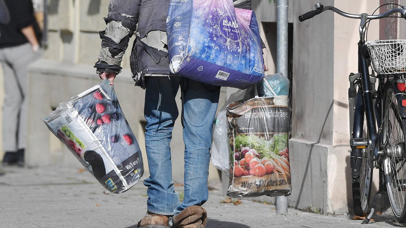 Ein Obdachloser läuft durch München: In der Stadt steigt die Unterkunftsnot für Wohnungslose.