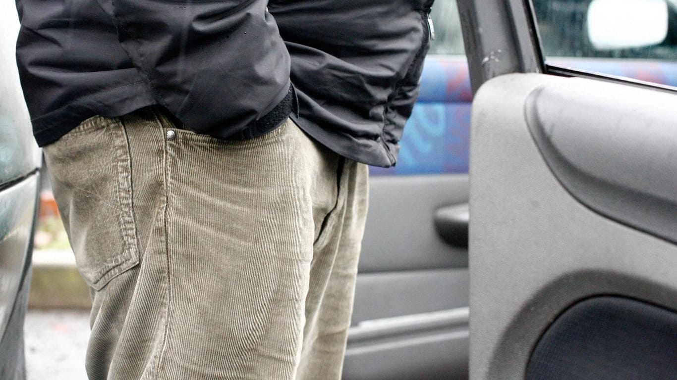 Eine Person steht mit der Hand in der Tasche an einem Auto (Symbolbild): In Stuttgart hat die Polizei einen 14-jährigen Drogenhändler erwischt.