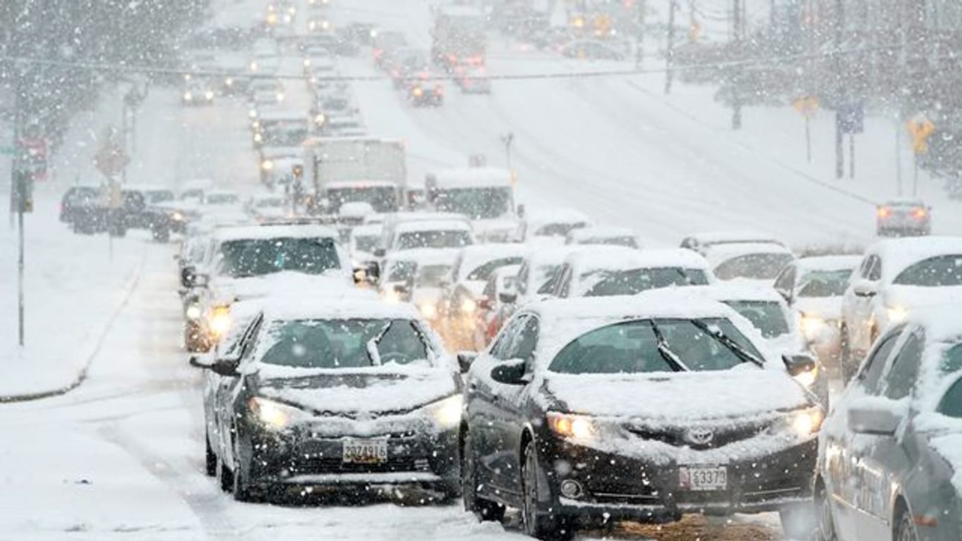 Fahrzeuge stehen während eines Schneesturms in der Stadt Towson im Bundesstaat Maryland im Stau.