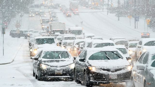 Fahrzeuge stehen während eines Schneesturms in der Stadt Towson im Bundesstaat Maryland im Stau. Fahrzeuge stehen während eines Schneesturms in der Stadt Towson im Bundesstaat Maryland im Stau.