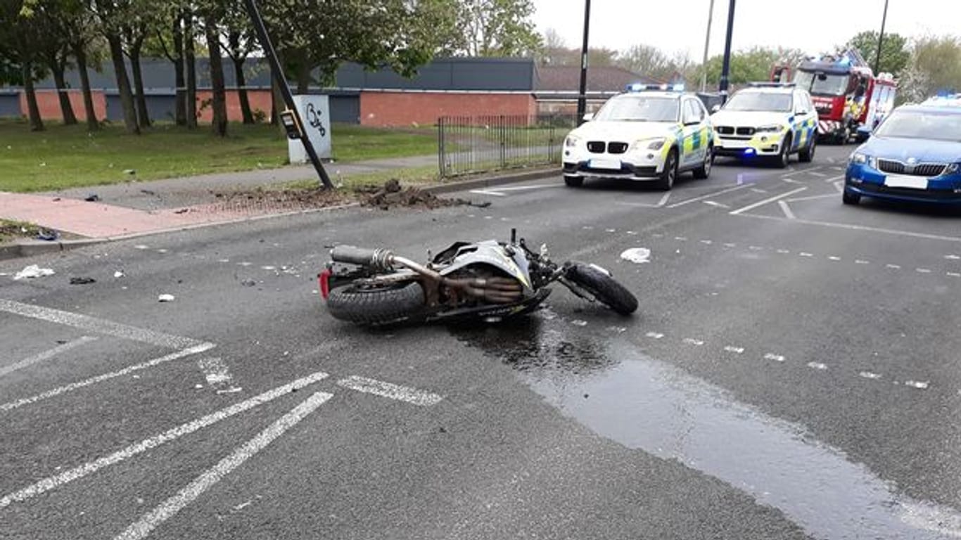Das gestohlene Motorrad liegt nach dem Vorfall in Newcastle auf der Straße.