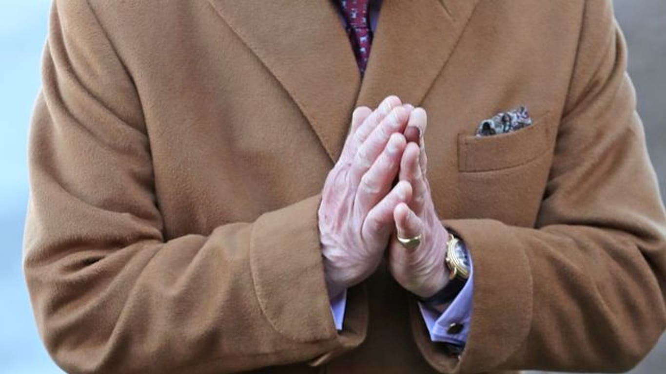 Der britische Prinz Charles auf dem Weg ins Impfzentrum des Gloucestershire Royal Hospital.