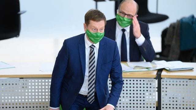 Regierungschef Michael Kretschmer warnt vor Panikmache in der ernsten Corona-Situation in Sachsen.