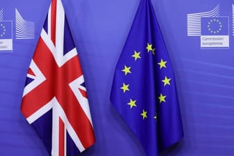 Eine britische und eine europäische Fahne im Hauptsitz der Europäischen Kommission in Brüssel.
