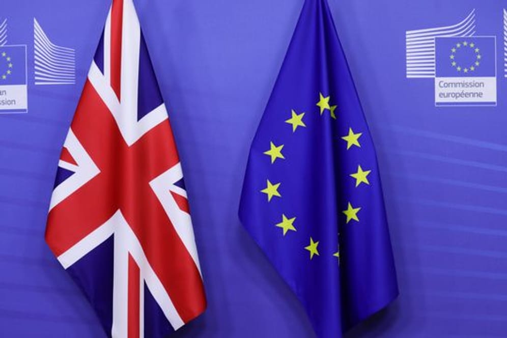 Eine britische und eine europäische Fahne im Hauptsitz der Europäischen Kommission in Brüssel.
