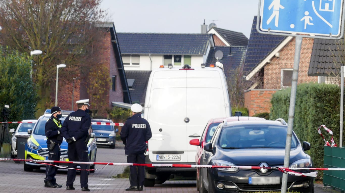 Polizeieinsatz in einer Wohnsiedlung in Isselburg: Hier soll ein Familienvater seine Ehefrau, Tochter und sich selbst getötet haben.