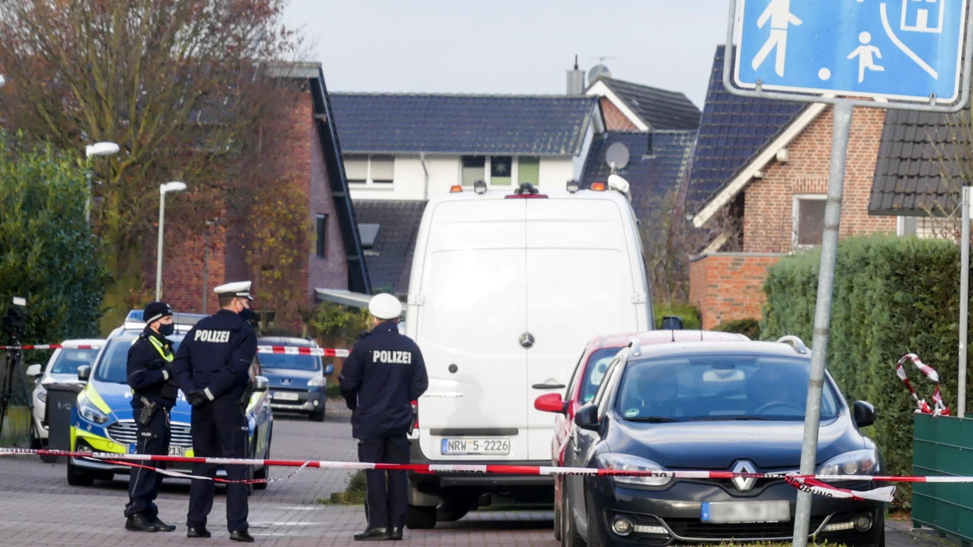 Polizeieinsatz in einer Wohnsiedlung in Isselburg: Hier soll ein Familienvater seine Ehefrau, Tochter und sich selbst getötet haben.