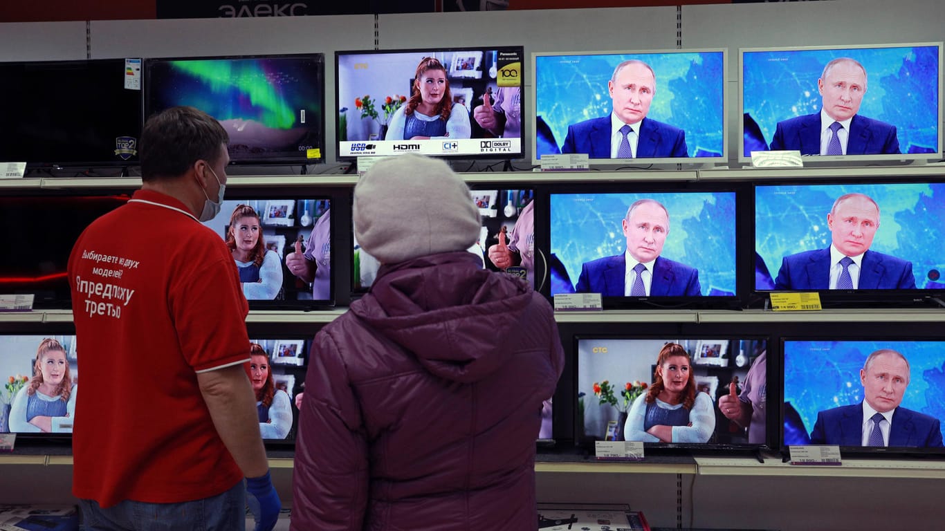 Putin auf allen Kanälen: Doch weil die Veranstaltung traditionell werktags zur Mittagszeit läuft, können berufstätige Russen sie kaum verfolgen.