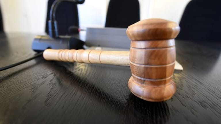 Auf einer Richterbank im Landgericht liegt ein Richterhammer aus Holz (Symbolbild): Nach der Haftstrafe muss der Täter in eine Sicherheitsverwahrung.