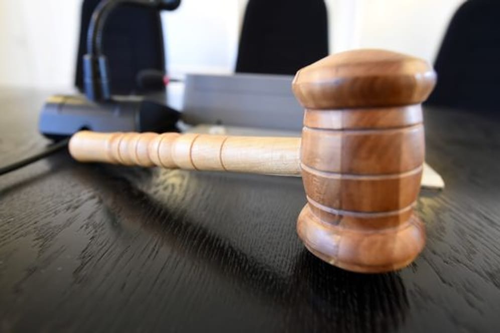 Auf einer Richterbank im Landgericht liegt ein Richterhammer aus Holz (Symbolbild): Nach der Haftstrafe muss der Täter in eine Sicherheitsverwahrung.