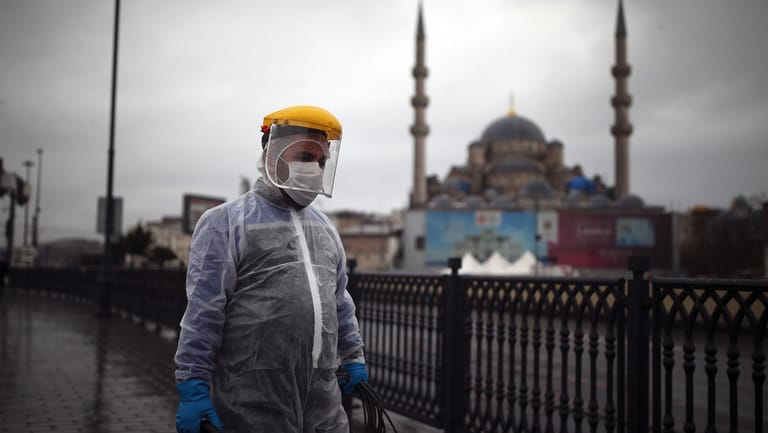 Gemeindemitarbeiter desinfiziert eine Brücke in Istanbul: Auch in der Millionenmetropole am Bosporus gibt es wohl mehr Infizierte als offiziell bekannt.