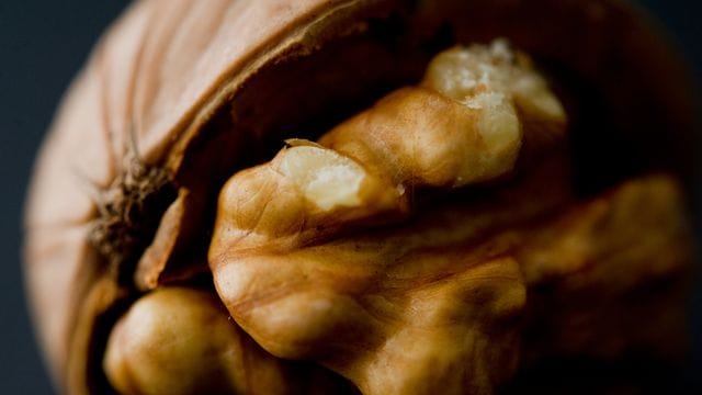 Nüsse knacken kann man auch ohne Nussknacker - ganz einfach mit der Hand. Nüsse knacken kann man auch ohne Nussknacker - ganz einfach mit der Hand.