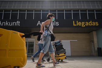 Flughafen Teneriffa: Die Regionalregierung der Kanarischen Inseln hat die Corona-Maßnahmen auf Teneriffa wegen dort steigender Infektionszahlen verschärft.