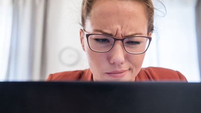 Paket gestrandet? Wer Hiobsbotschaften rund um Sendungen erhält, sollte skeptisch sein. Paket gestrandet? Wer Hiobsbotschaften rund um Sendungen erhält, sollte skeptisch sein.