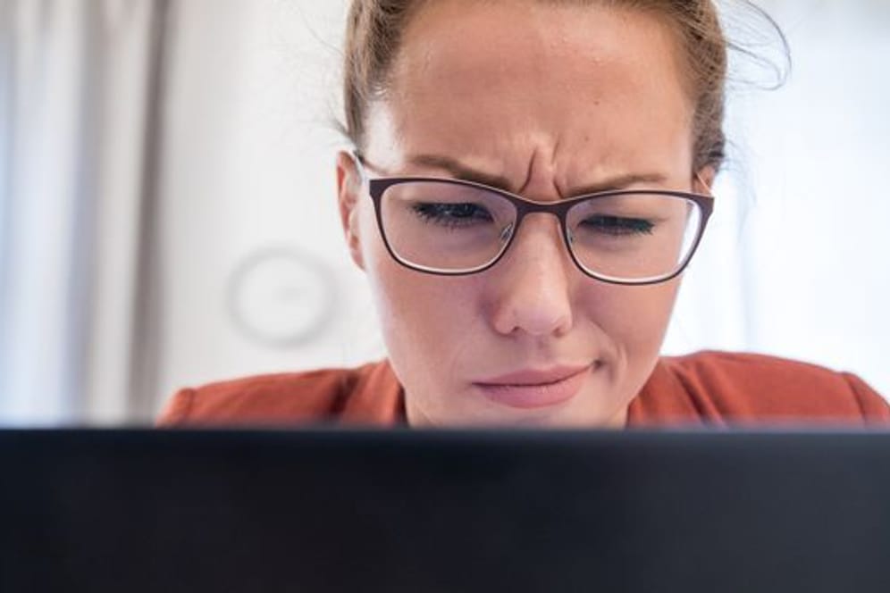 Paket gestrandet? Wer Hiobsbotschaften rund um Sendungen erhält, sollte skeptisch sein.