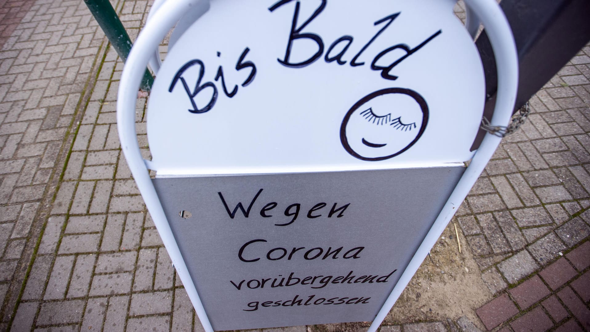"Wegen Corona vorübergehend geschlossen": Die Corona-Maßnahmen haben Auswirkungen auf den Alltag der Menschen.