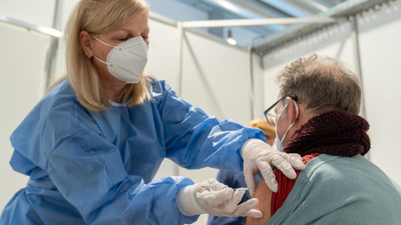Testlauf im Impfzentrum Bamberg: Die Impfkommission hat nun ihre Empfehlung abgegeben, wer zuerst geimpft werden sollte.