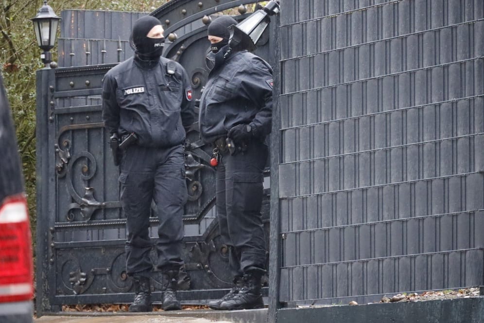 Polizisten vor einem Grundstück in Ostercappeln: Bei der Razzia in Niedersachsen wurden 21 Objekte durchsucht.