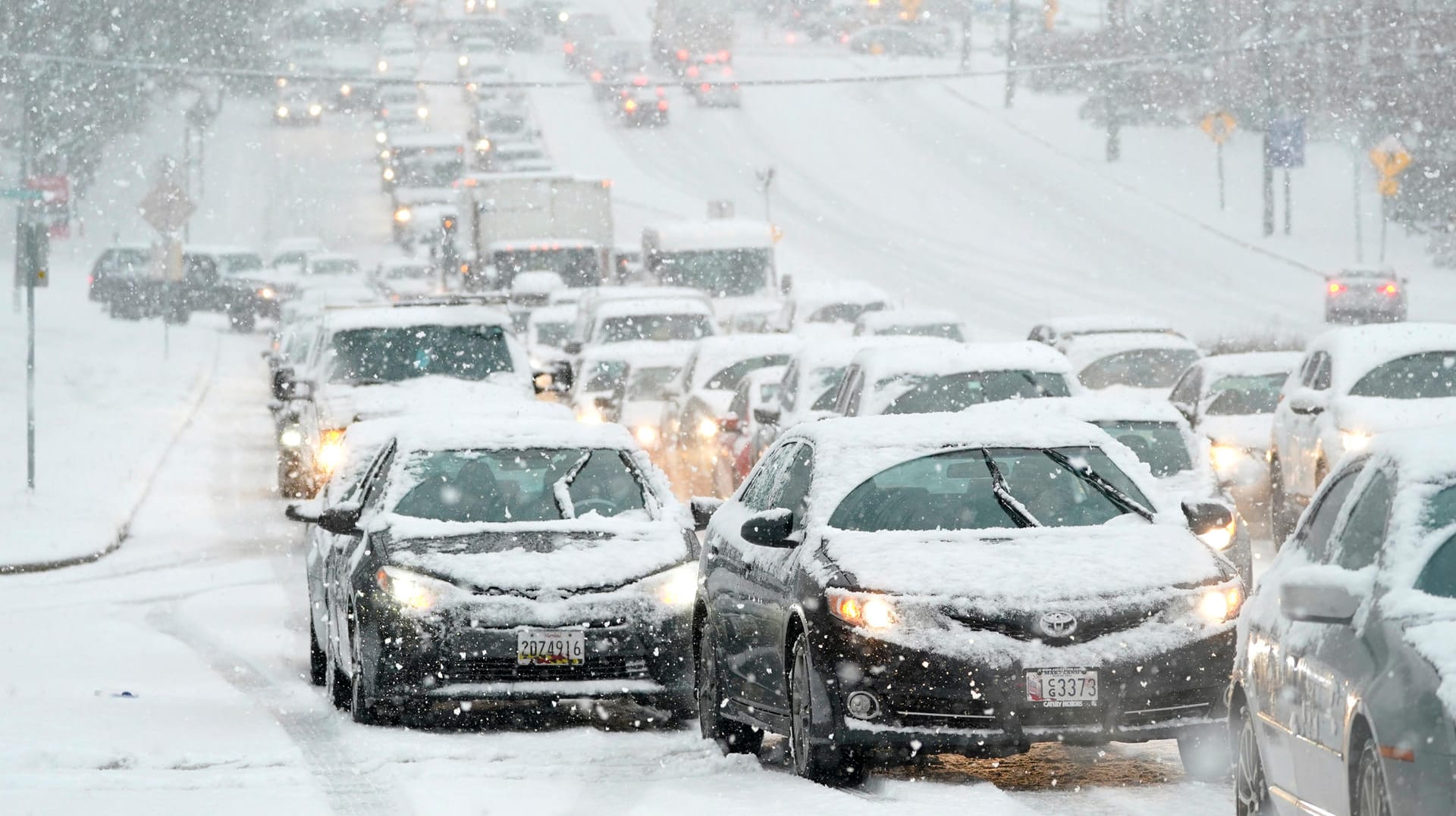 Winterwetter in den USA: In Towson (US-Staat Maryland) stehen Fahrzeuge während eines Schneesturms im Stau. Winterwetter in den USA: In Towson (US-Staat Maryland) stehen Fahrzeuge während eines Schneesturms im Stau.