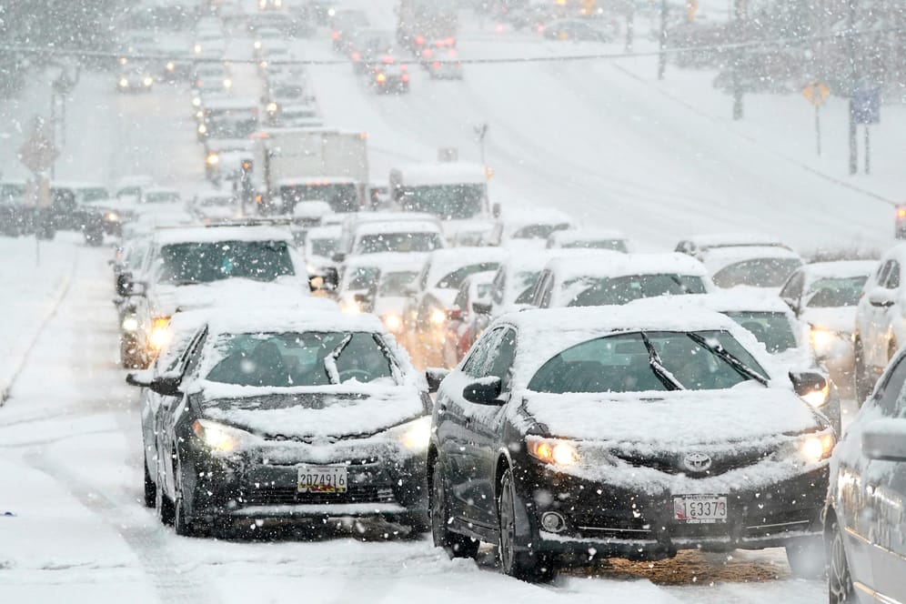 Winterwetter in den USA: In Towson (US-Staat Maryland) stehen Fahrzeuge während eines Schneesturms im Stau.