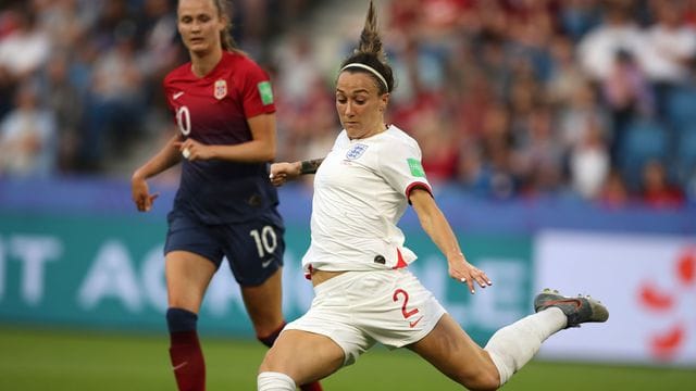 Weltfußballerin des Jahres: Lucy Bronze (r).