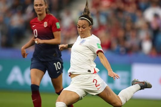 Weltfußballerin des Jahres: Lucy Bronze (r).