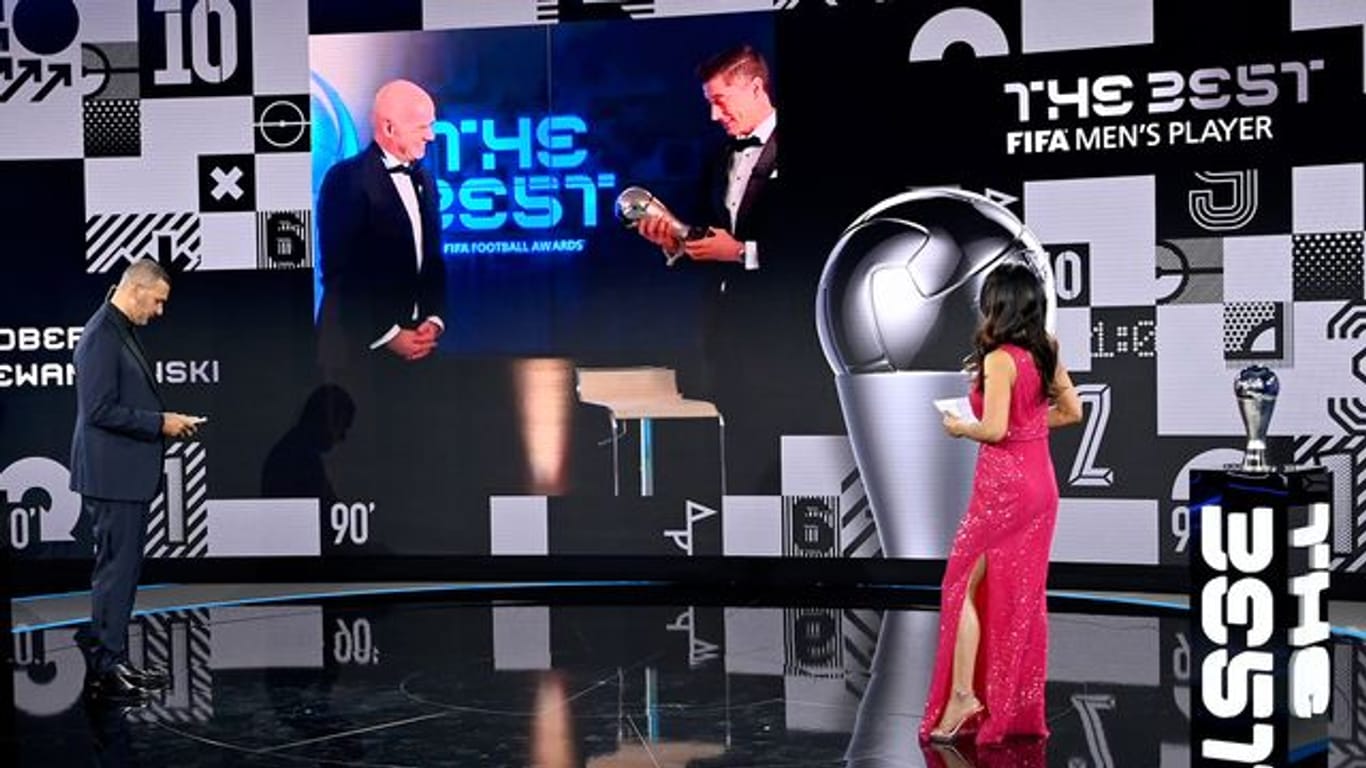 Bei der Online-Gala bekam Robert Lewandowski vom FIFA-Präsidenten Gianni Infantino die Weltfußballer-Trophäe.