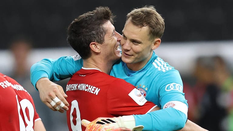 Manuel Neuer und Robert Lewandowski (l.): Die beiden Bayern-Stars wurden bei der Weltfußballer-Wahl ausgezeichnet.
