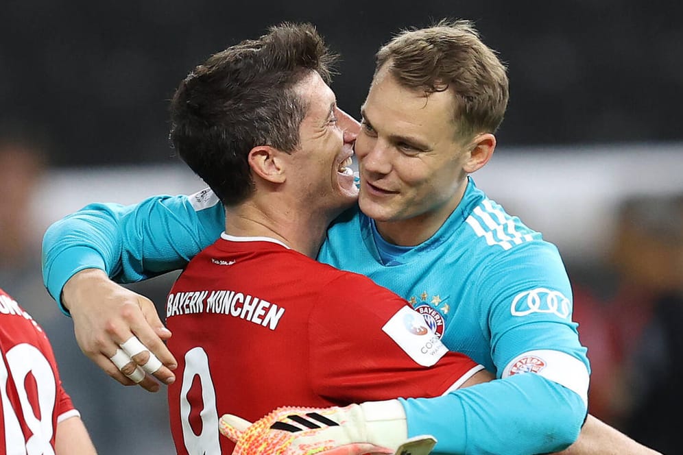 Manuel Neuer und Robert Lewandowski (l.): Die beiden Bayern-Stars wurden bei der Weltfußballer-Wahl ausgezeichnet.