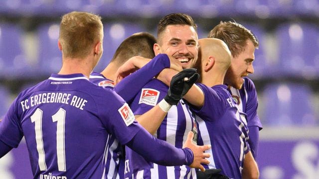 Der FC Erzgebirge Aue setzte sich zu Hause gegen den KSC durch. Der FC Erzgebirge Aue setzte sich zu Hause gegen den KSC durch.